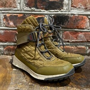 Green Chaco Borealis quilted hiking boot- Women’s 7